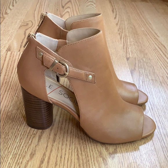 NEVER BEEN WORN Sole Society Cognac Booties - Picture 2 of 5